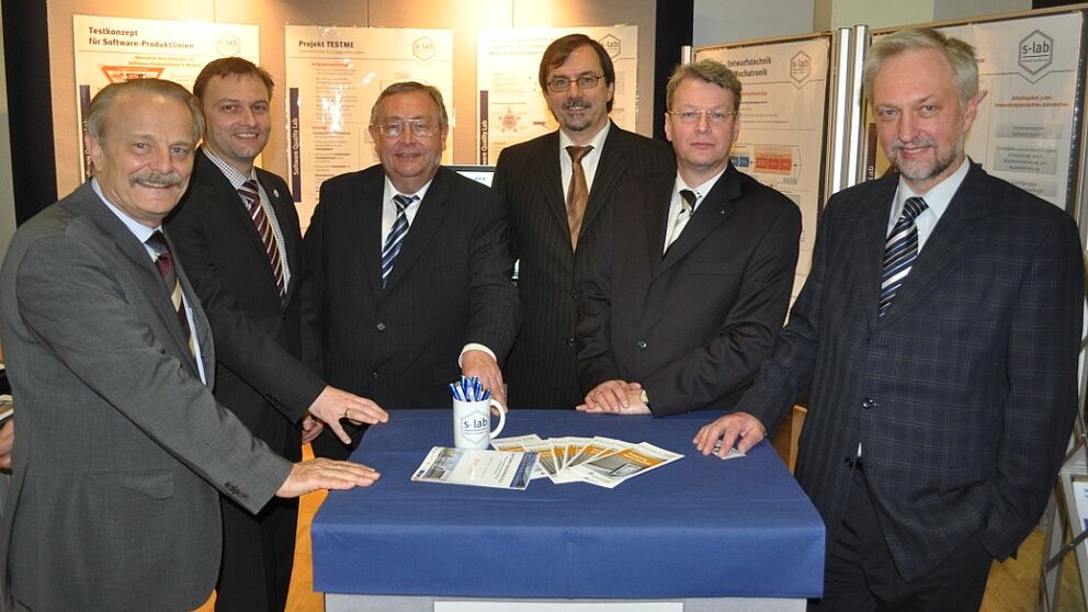 Foto (Mark Heinemann): (v. li.): Prof. Dr. Manfred Nagl (RWTH Aachen), Stefan Sauer (Universität Paderborn, Geschäftsführer s-lab), Dr. Rainer Janßen (Münchener Rückversicherungs-Gesellschaft), Prof. Dr. Gregor Engels (Universität Paderborn, Vorsta