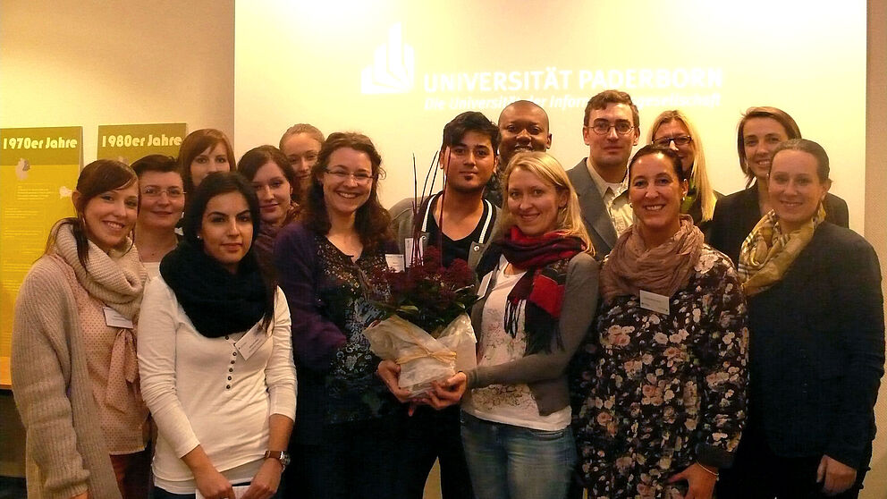 Foto (Universität Paderborn, Antje Tarampouskas): Gründungsmitglieder des Netzwerks „Leben ist Vielfalt“ (v. li.): Kristina Heider, Katharina Semencuk, Hülya Gündogan, Karolina Stasiak, Özlem Karakaya, Wiebke Schulte, Sabine Lotz, Levent Kedi, Me