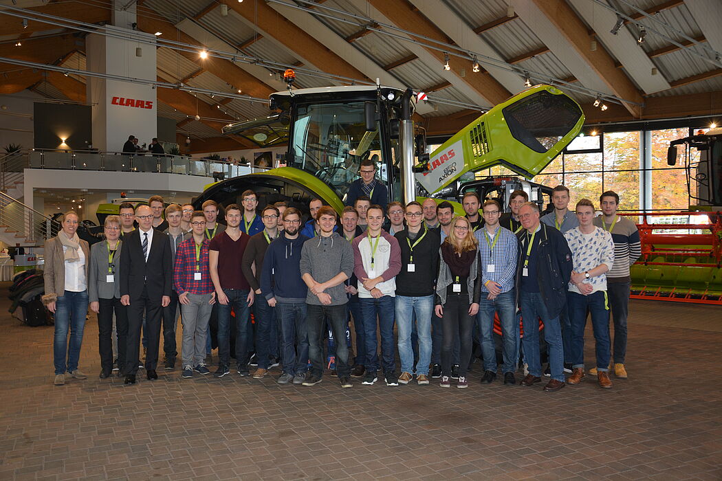 Foto (CLAAS KGaA mbH): Zusammen mit seiner Wirtschaftsinformatik-Kollegin Prof Dr. Leena Suhl (vorne, 2. v. l.) begleitete Prof. Dr. Joachim Fischer (vorne, 2. v. r.) die Studierenden beim Besuch des Unternehmens CLAAS in Harsewinkel. Der Aufenthalt bei C