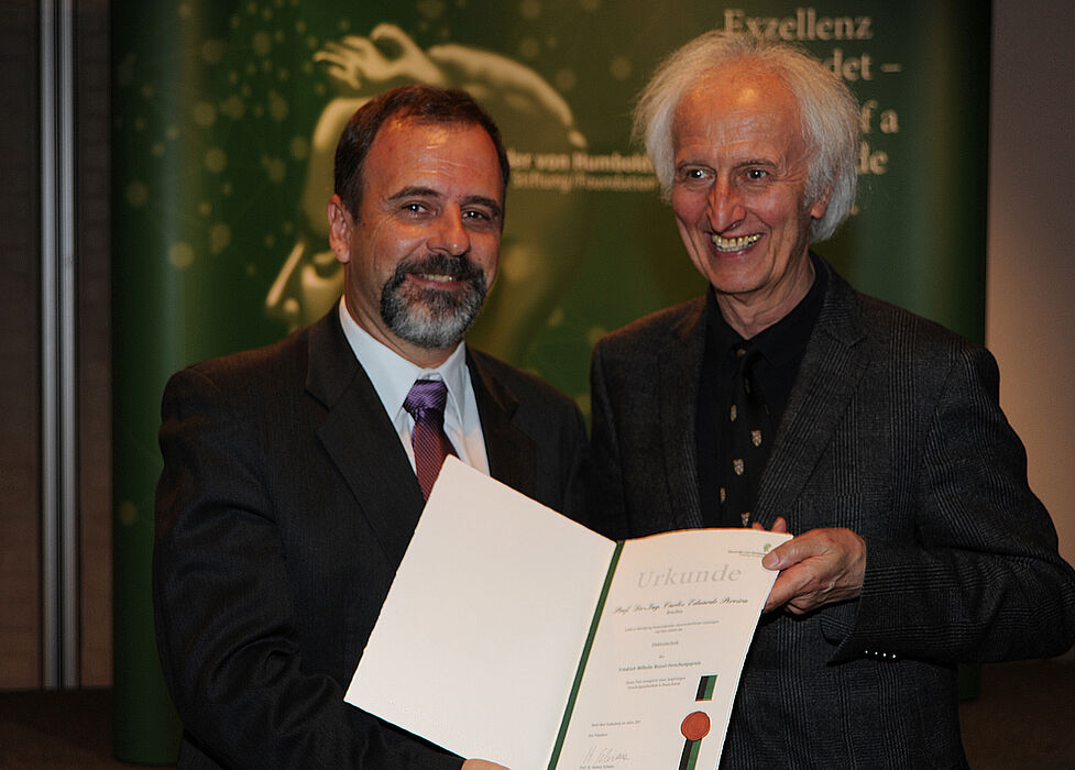 Foto (Humboldt-Stiftung/Barthel Bamberg): Übergabe des Friedrich Wilhelm Bessel-Forschungspreises: Preisträger Prof. Dr. Carlos Eduardo Pereira (v. l.) und AvH-Präsident Professor Dr. Helmut Schwarz..