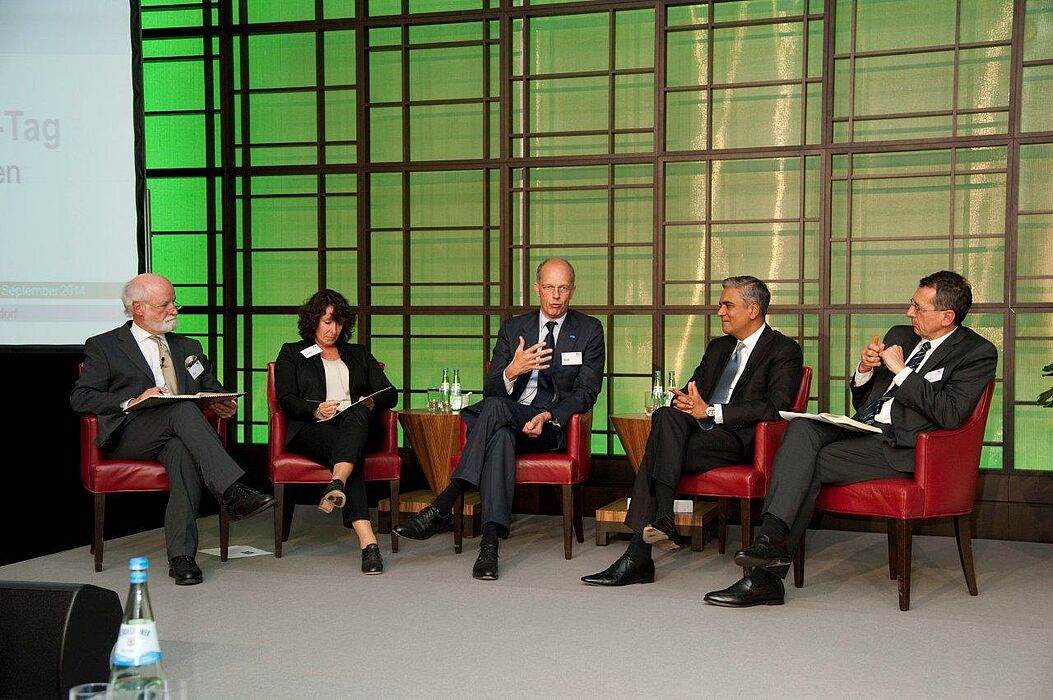 Foto (Schmalenbach-Gesellschaft): Teilnehmer der Podiumsdiskussion: v. l. Richard Gaul (Zehle-Gaul-Communications), Prof. Dr. Caren Sureth (Universität Paderborn), Dr. Kurt Bock (Vorstandsvorsitzender BASF SE), Anshu Jain (Co-Vorstandsvorsitzender Deutsc