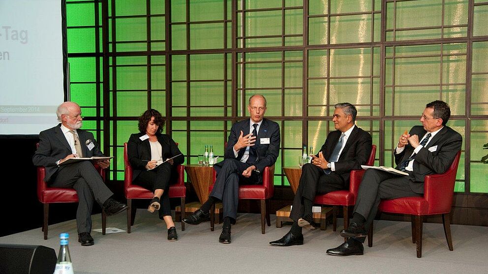 Foto (Schmalenbach-Gesellschaft): Teilnehmer der Podiumsdiskussion: v. l. Richard Gaul (Zehle-Gaul-Communications), Prof. Dr. Caren Sureth (Universität Paderborn), Dr. Kurt Bock (Vorstandsvorsitzender BASF SE), Anshu Jain (Co-Vorstandsvorsitzender Deutsc