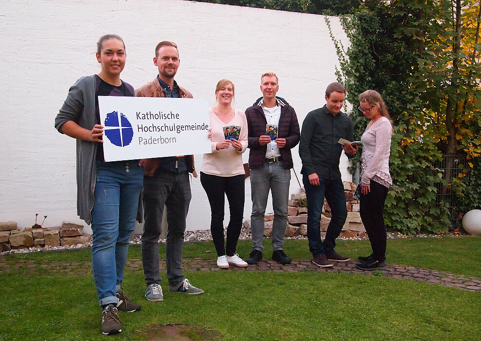 Foto (KHG): Campus-Katholiken: Studierendenpfarrer Nils Petrat und das Team der KHG.