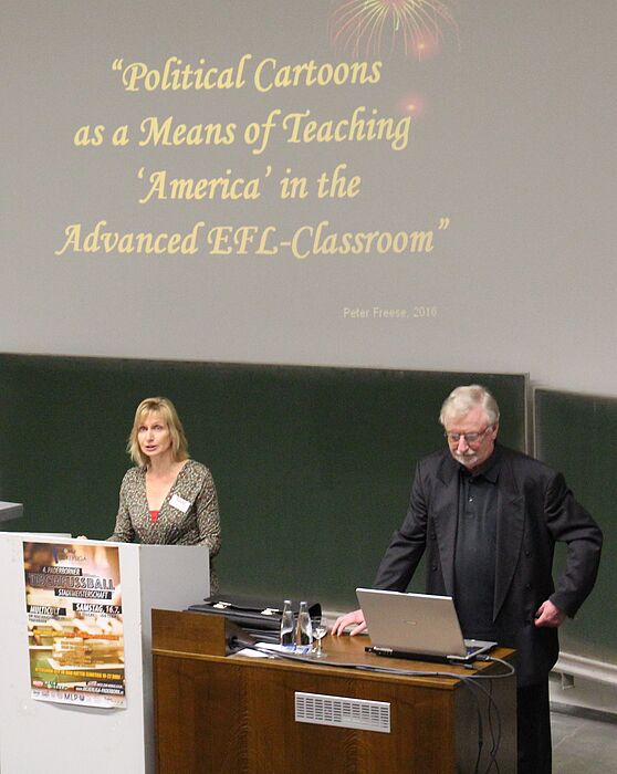 Foto (Sandra Erdmann, PLAZ): Dr. Angelika Schlimmer und Prof. em. Dr. Dr. h. c. mult. Peter Freese eröffnen den Fremdsprachentag 2016