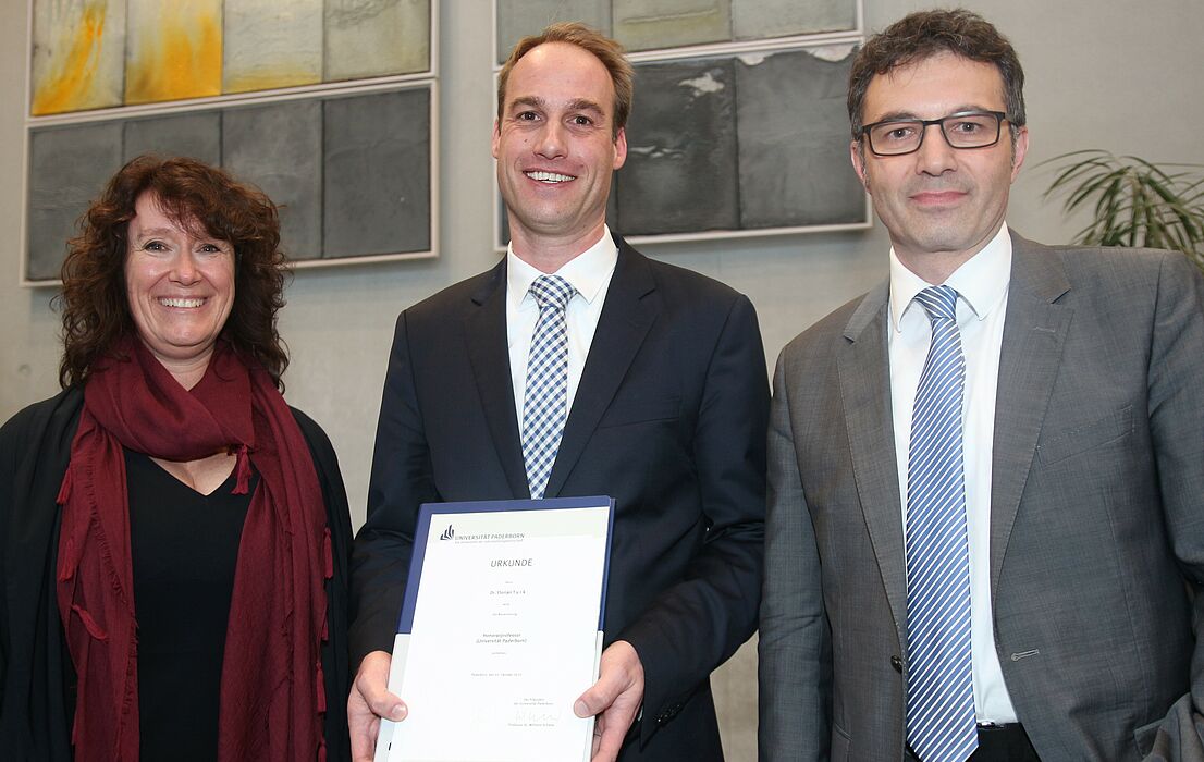 Foto (Universität Paderborn, Vanessa Dreibrodt): v. li.: Prof. Dr. Caren Sureth-Sloane, Honorarprofessor Dr. Florian Turk und Prof. Dr. Martin Schneider.