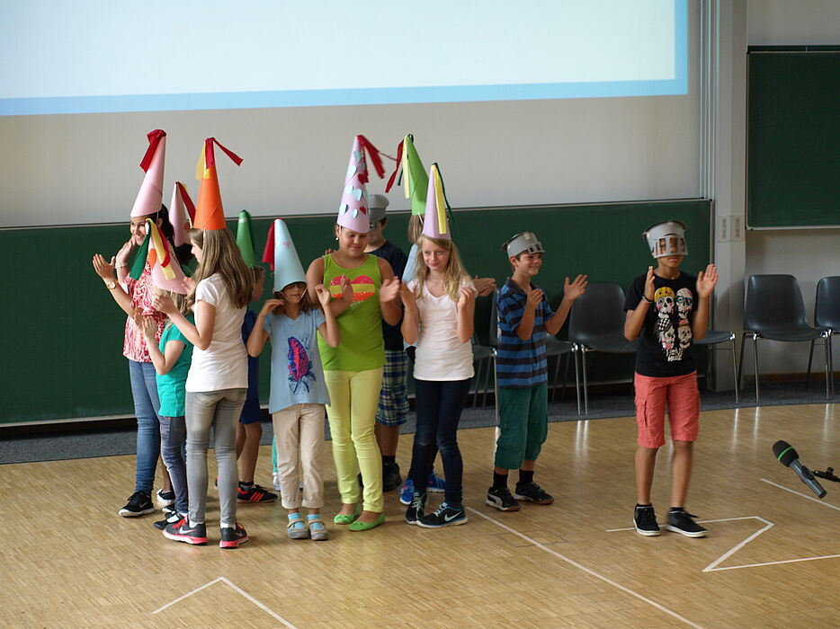 Foto (Universität Paderborn, Bianca Oldekamp): Kleine Geschichten über die Steinzeit, das römische Reich und das Mittelalter trugen unter anderem die Kinder der Gruppe „Dunkelblau“ vor.
