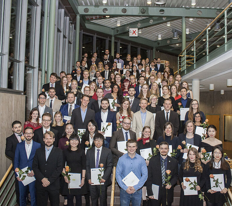 Foto (Universität Paderborn, Florian Krause): Die Absolventinnen und Absolventen der Fakultät für Naturwissenschaften aus dem Prüfungsjahr 2018
