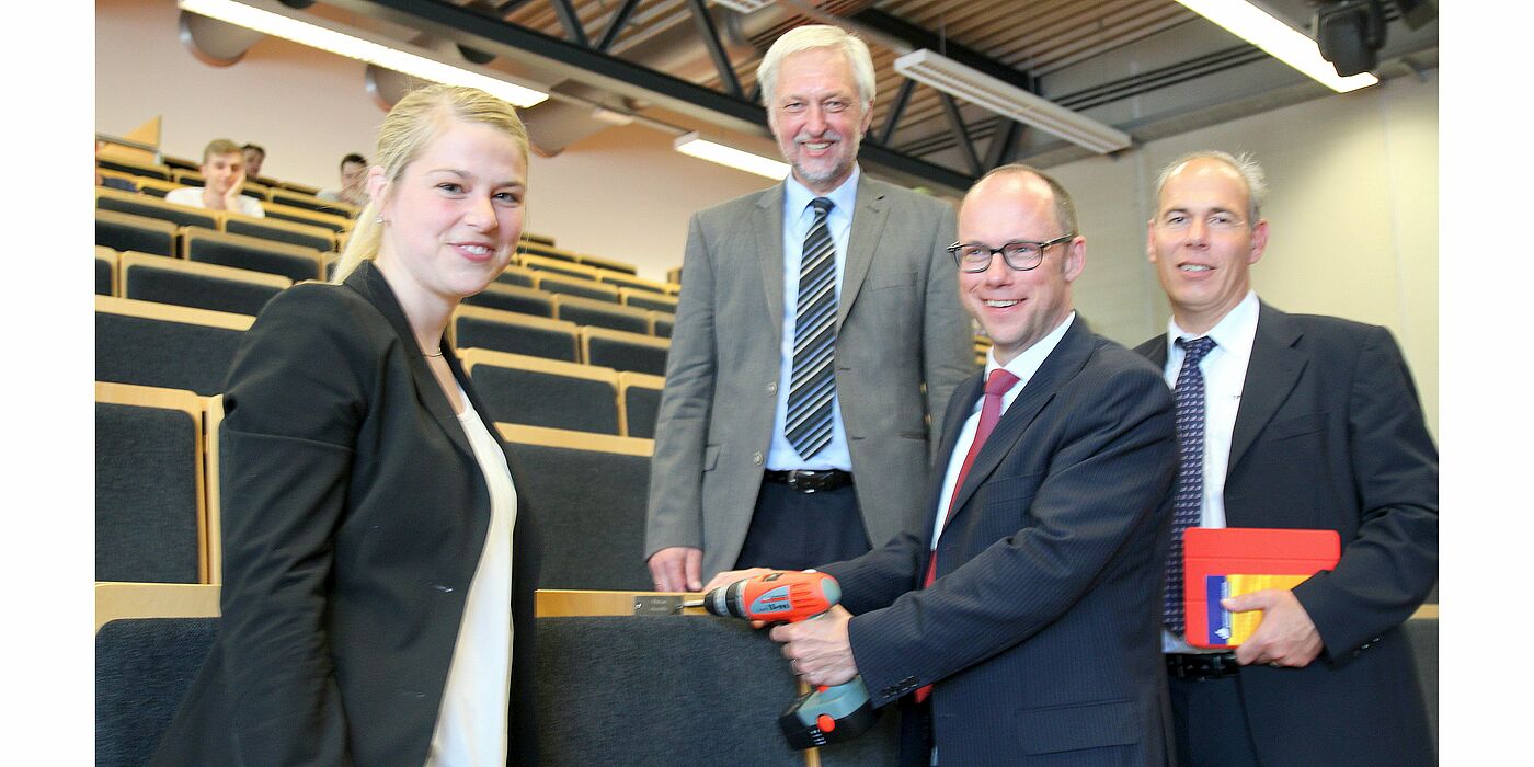 Foto (Universität Paderborn, Nina Reckendorf): Stefanie Fortmeier, Achim Kohler und Jan Hustert (alle Parker Hannifin) spenden der Uni Paderborn „Leerstühle“. Darüber freut sich Prof. Dr. Wilhelm Schäfer (2. v. l.).