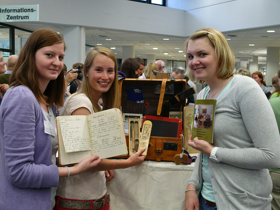 Foto (Universität Paderborn, Michael Böhne): v. li.: Laura Gerber, Friederike Emde und Johanna Iben stellen im Rahmen des Projektes ihre Ergebnisse vor.