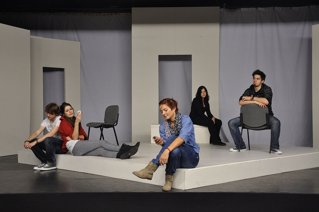 Foto (Universität Paderborn, Nadija Pejic): Studenten spielen Studenten: "Lieblingsmenschen" von Laura de Weck in der Studiobühne