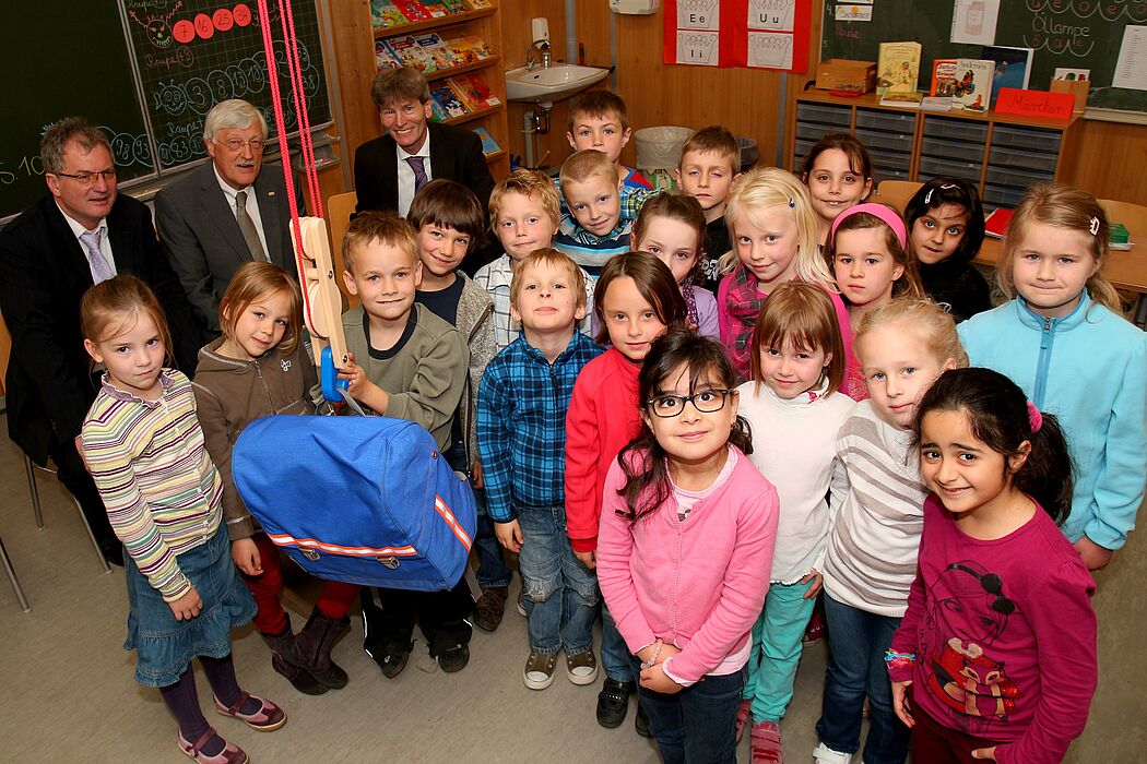 Foto (Patrick Kleibold, Universität Paderborn): Neben der Domschule werden sechs weitere Grundschulen aus dem Kreis Paderborn am Samstag, 6. Juli vor dem Rathaus Experimentierstationen für kleine Forscher vorstellen.