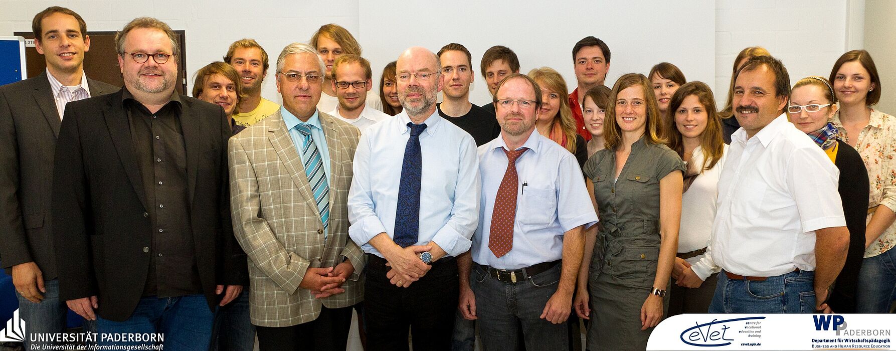 Foto (Universität Paderborn): v.l. Marcel Gebbe (Universität Paderborn), Dr. Andreas Buder (Fachberater Bezirksregierung Detmold, Lehrer am Friedrich-List-Berufskolleg Herford), Rainer Naewe (Schulleiter Ludwig-Erhard-Berufskolleg Paderborn), Wilhelm Jo