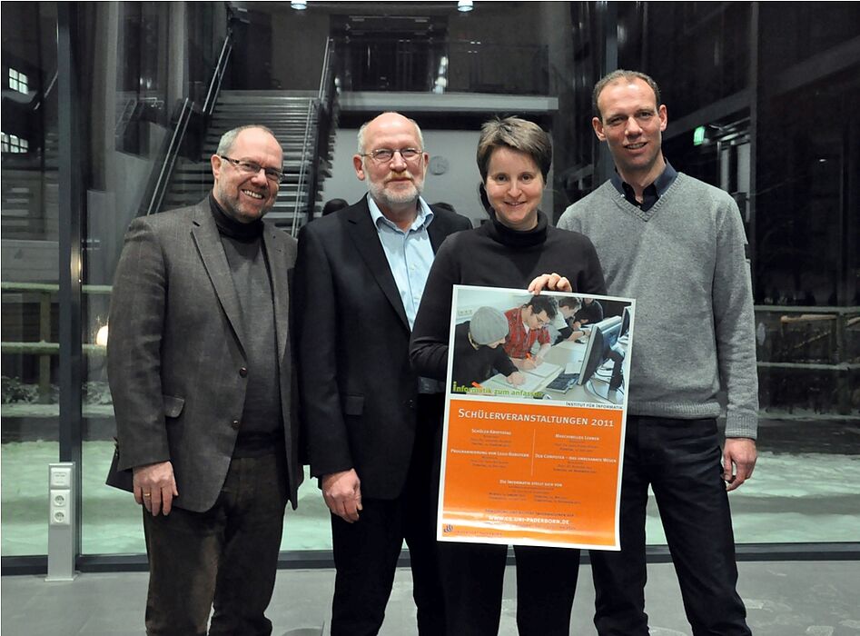 Foto (Nadja Pejic): Prof. Dr. Reinhard Keil (v. l.), Prof. Dr. Hans Kleine Büning, Prof. Dr. Heike Wehrheim und Prof. Dr. Johannes Blömer freuen sich auf viele Schülerinnen und Schüler bei den Veranstaltungen des Instituts für Informatik.