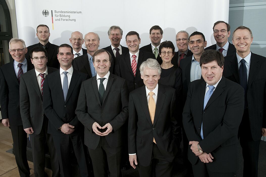 Foto: Gewinner der 3. Runde des Spitzencluster-Wettbewerbs mit dem Parlamentarischen Staatssekretär Thomas Rachel und dem Juryvorsitzenden Prof. Dr. Andreas Barner