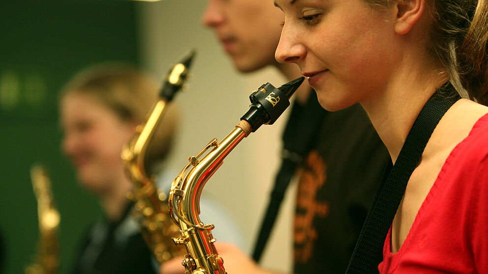 Foto (Adelheid Rutenburges): Mitglieder der Band Feedback der Uni Paderborn bei der Probe.