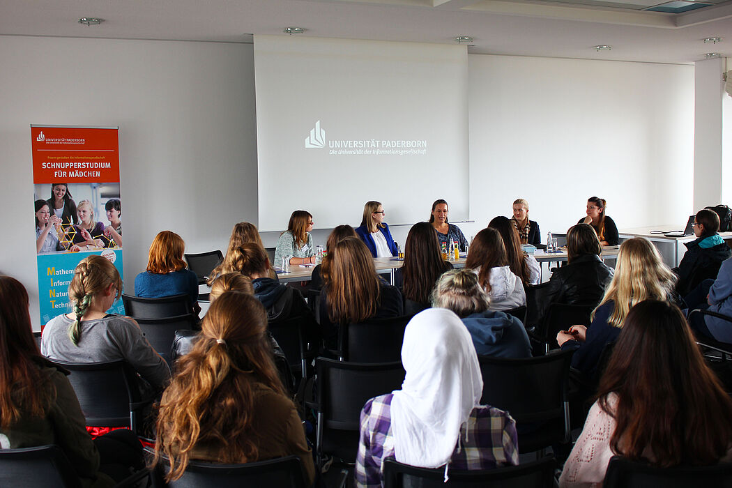 Foto (Franziska Pestel): Podiumsdiskussion im Sitzungsraum der Universität: (v. l. n. r.) Jasmin Sudermann, Kathrin Müller, Prof. Dr.-Ing. Katrin Temmen, Sophia Bulmahn, Christina Zweigle.