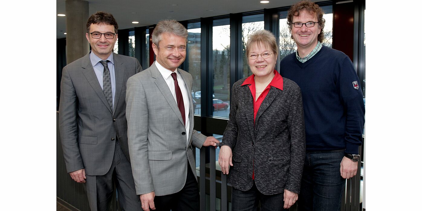 Foto (Universität Paderborn, Vanessa Dreibrodt): Prof. Dr. Martin Schneider (links), Dekan der Fakultät für Wirtschaftswissenschaften, freut sich über die Spitzenpositionen beim Handelsblatt BWL-Ranking zusammen mit den Platzierten: Prof. Dr. Bernd Fr