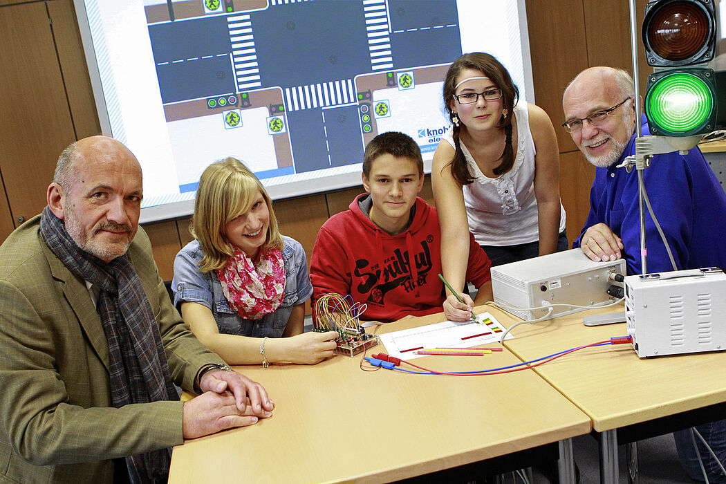 Rudolf Broer, Lisa, René, Michelle und Detlef Schubert, didaktischer Leiter des Schülerlabors, (v. links) beim Test mit der Ampelschaltung.