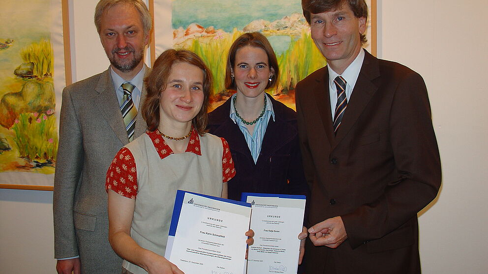 Foto (v. li.): Prof. Dr. Wilhelm Schäfer, Prorektor für Forschung und wissenschaftlichen Nachwuchs, Karin Schmalfeld, Katja Suren und Rektor Prof. Dr. Nikolaus Risch (Nicht auf dem Foto ist die dritte Stipendiatin Astrid Söthe.)