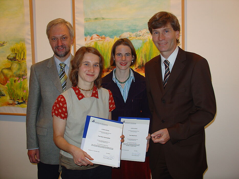 Foto (v. li.): Prof. Dr. Wilhelm Schäfer, Prorektor für Forschung und wissenschaftlichen Nachwuchs, Karin Schmalfeld, Katja Suren und Rektor Prof. Dr. Nikolaus Risch (Nicht auf dem Foto ist die dritte Stipendiatin Astrid Söthe.)