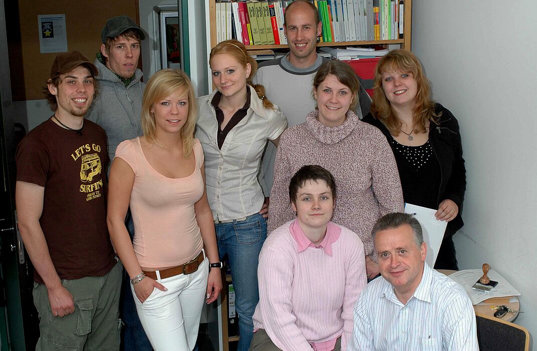 Foto (Brigitte Voss): Organisation und PR für das Projekt „Bücherspektakel“: Von links stehend: Hendrik Grosslohmann, Jens Grosslohmann, Janneke Rüping, Christina Noll, Carsten Kleine-Beek, Rita Kempe, Melanie Rabe. Sitzend: Claudia Köhler und Pro