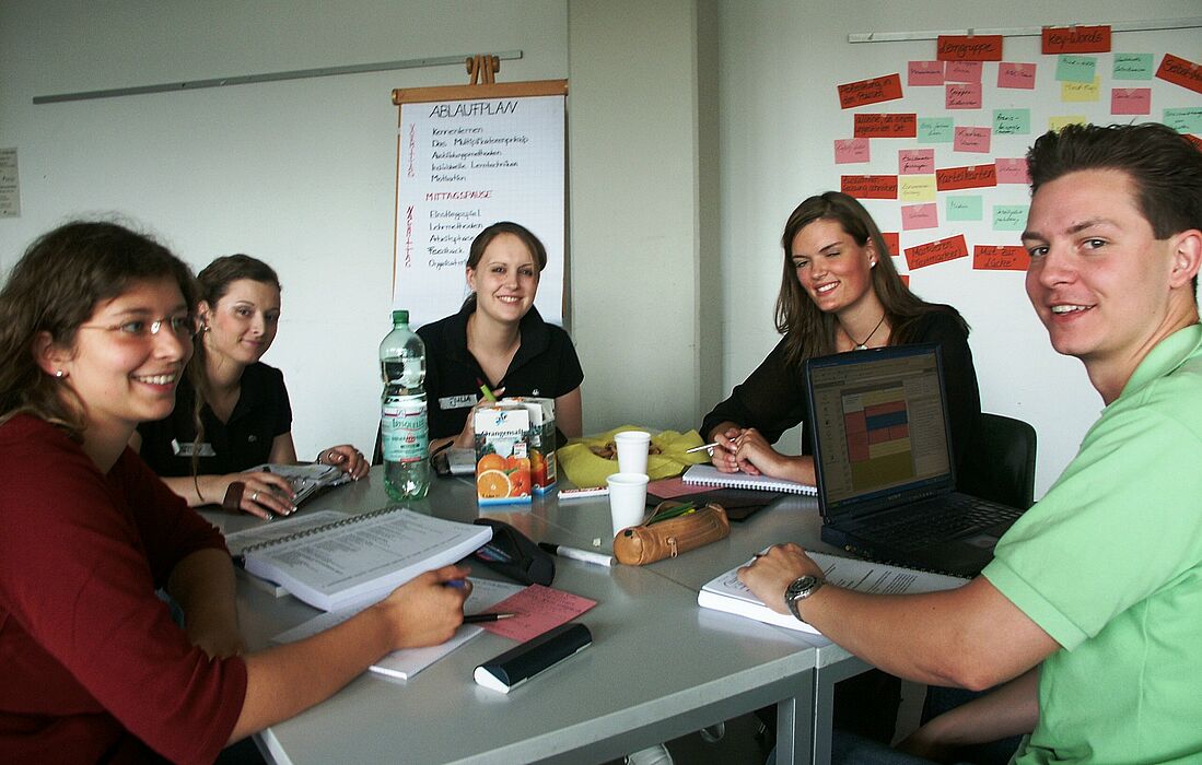 Foto (Paderborner Sommeruniversität): Neue Führungskultur: Die Teilnehmer lernen an der Paderborner Sommeruniversität die nötigen Qualifikationen für heutige moderne Organisations- und Führungskonzepte.