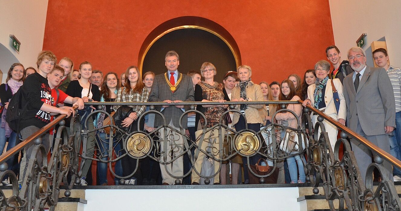 Foto (Daniel Höing): Dieter Honervogt, stellvertretender Bürgermeister der Stadt Paderborn, empfängt finnische Gäste, Schüler und Lehrer des Gymnasiums Schloß Neuhaus sowie Vertreter der Deutsch-Rumänischen Gesellschaft und des PLAZ