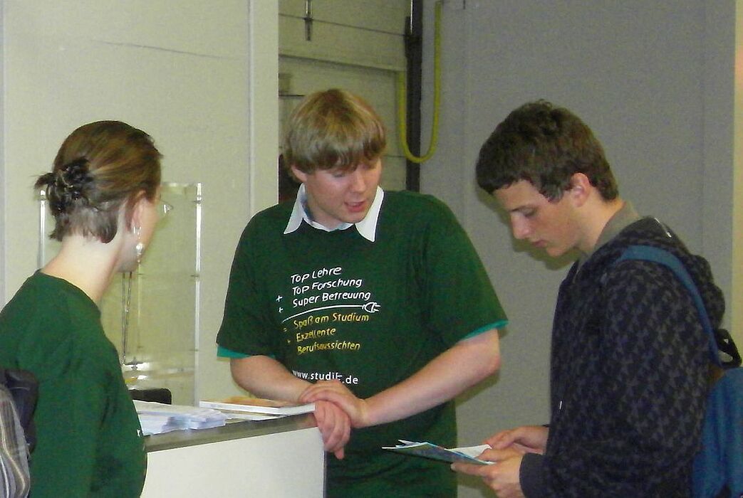 Foto (Universität Paderborn): Mitarbeiter der Studienberatung Elektrotechnik machten junge, technikinteressierte Menschen auf das elektro- und informationstechnische Studienangebot der Hochschule aufmerksam.