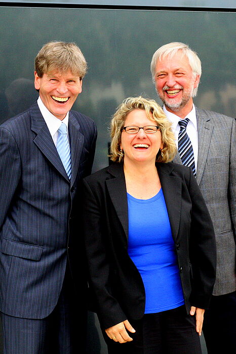 Foto (Universität Paderborn, Patrick Kleibold): Prof. Dr. Nikolaus Risch (v. l.), Ministerin Svenja Schulze und Prof. Dr. Wilhelm Schäfer.