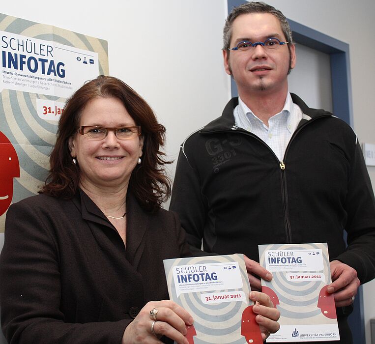Foto (Universität Paderborn, Patrick Kleibold): Prof. Dr. Dorothee M. Meister und Jörn Sickelmann präsentieren das Programmheft zu den Schülerinfomationstagen.