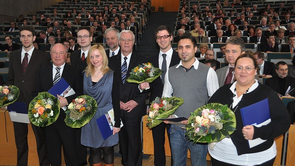 Bild: Hervorragende Arbeiten: Dr. rer. nat. Stephan Blankenburg (v.li.), Hans Schmale, Christian Ikenmeyer, Friederike Jörke, Jochen Manegold (4.v.re.), Rodi Yousuf (3.v.re.) und Nubia Aileen Reuter wurden von Prof. Dr. Wilhelm Schäfer (5.v.li.), Prof. 