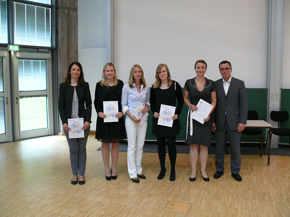 Foto (Universität Paderborn, Silvia Sporkmann): Die Profilstudentinnen des Profils Gute gesunde Schule nach der Überreichung der Zertifikate.