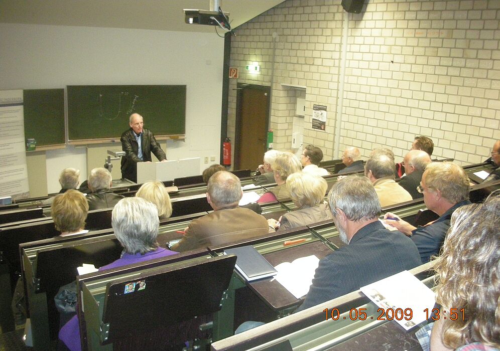 Foto: Erste Einführungsveranstaltung Studium für Ältere vor etwa 60 Teilnehmern.