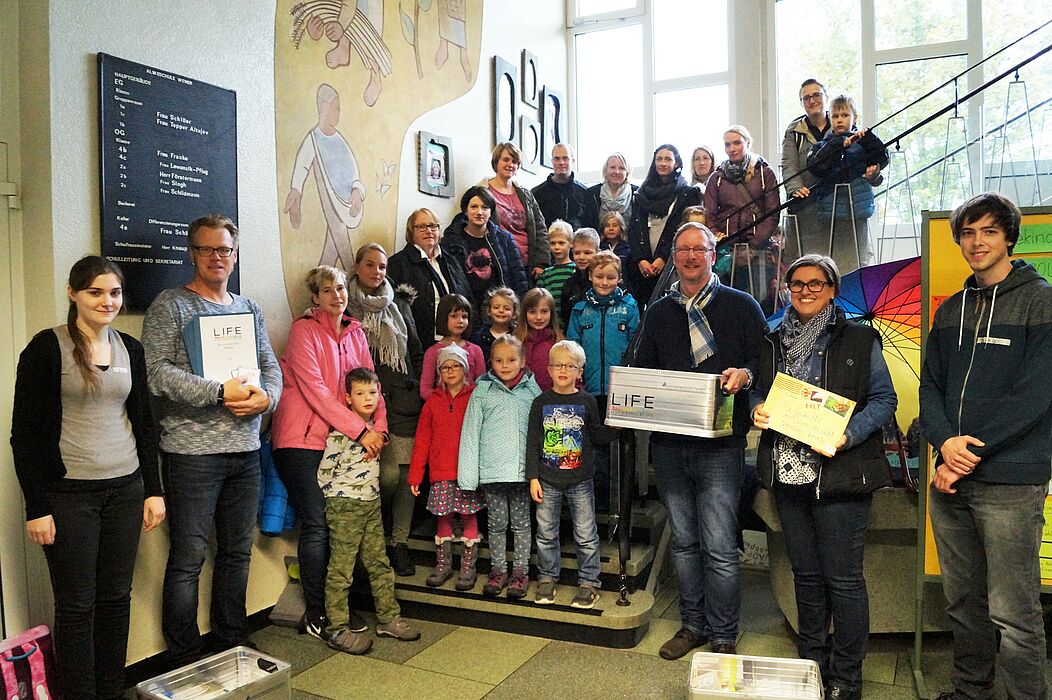 Foto (Universität Paderborn): Auftaktveranstaltung an der Grundschule Wewer mit teilnehmenden Eltern und Kindern, LIFE-Mitarbeitern, LIFE-Projektkoordinator Christian Greiner (2. v. l.), Schulleiter Thomas Güth (vorne 3. v. r.) und Konrektorin Beate Sch
