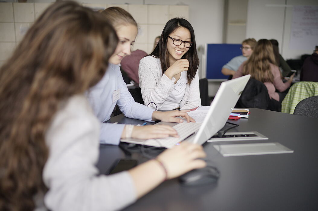 Foto  (Universität Paderborn): Die Schülerinnen besuchten speziell für sie konzipierte Vorlesungen und Workshops.