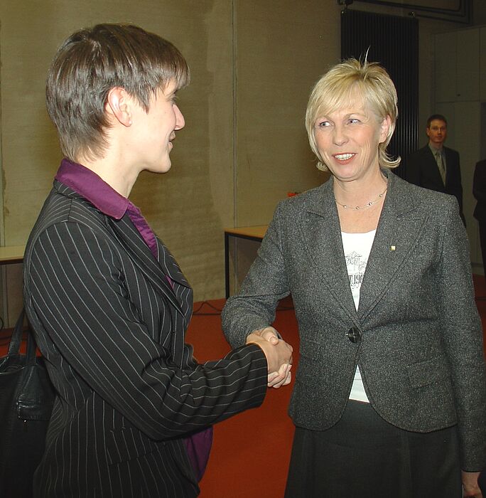 Foto (Martin Decking): Irmgard Kurek (l.), die Präsidentin des Zonta Club Paderborn, gratuliert der Preisträgerin Dr. Kathrin Padberg.