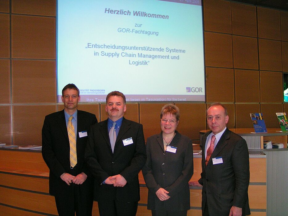 Foto: Die Leiter der GOR-Arbeitsgruppen freuten sich, den Gastredner Dr. Dieter Pütz vom Deutschen Post World Net begrüßen zu dürfen (v.l.: Prof. Dr. Dirk Mattfeld, Dr. Dieter Pütz, Prof. Dr. Leena Suhl, Prof. Dr. Hans-Otto Günther)
