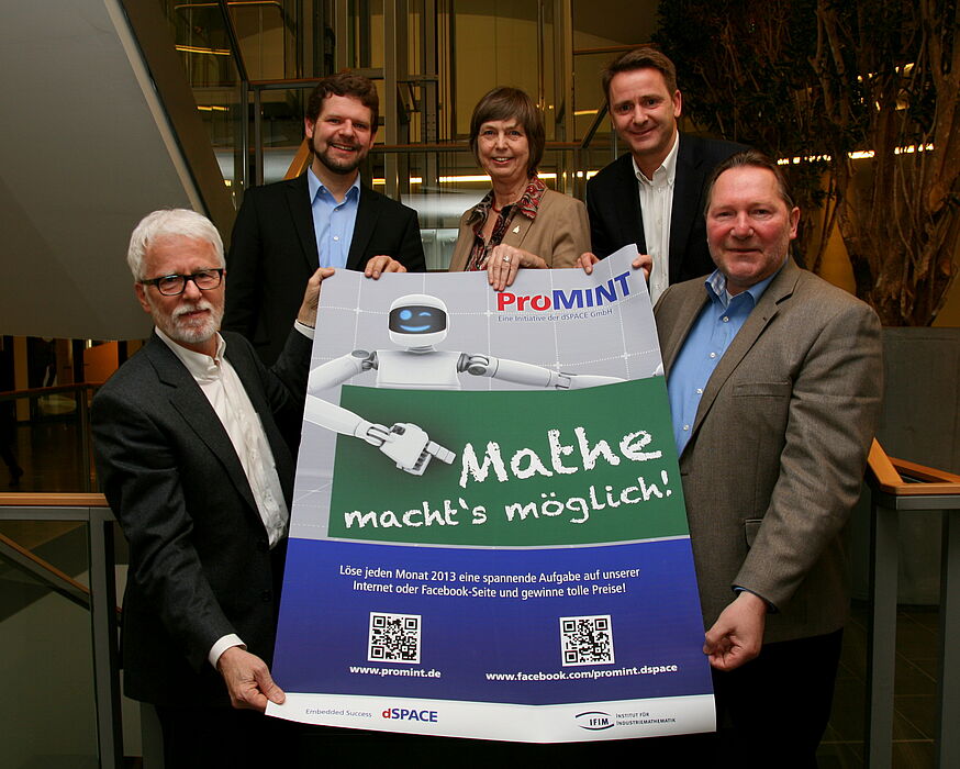 Foto (Universität Paderborn, Patrick Kleibold): Dr. Herbert Hanselmann (dSPACE, Initiator der Initiative ProMINT), Dr. Mirko Hessel-von-Molo (IFIM), Marita Brune (Gymnasium Theodorianum), Bernd Schäfers-Maiwald (dSPACE) und Prof. Dr. Michael Dellnitz (I