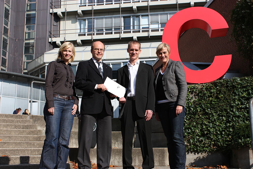 Foto (Universität Paderborn, Jan Aulenberg): Sie freuen sich über den gelungenen Auftakt der Kooperation: Julia Buschmann (Stv. Geschäftsführerin Studienfonds OWL), Dr. Harald Selke (Vorstandsvorsitzender Die Matiker e.V.), Stipendiat Philip Brandes, 