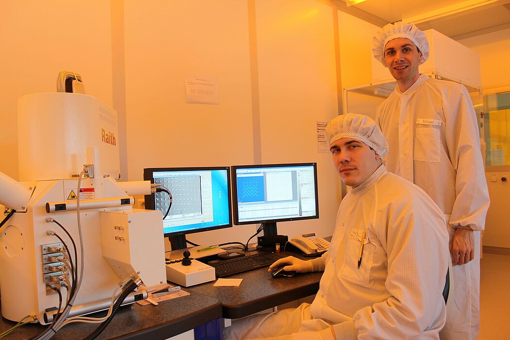 Foto (Universität Paderborn, Department Physik): Doktorand Holger Mühlenbernd (links) und Prof. Dr. Thomas Zentgraf im Reinraum des Optoelektronik-Gebäudes.