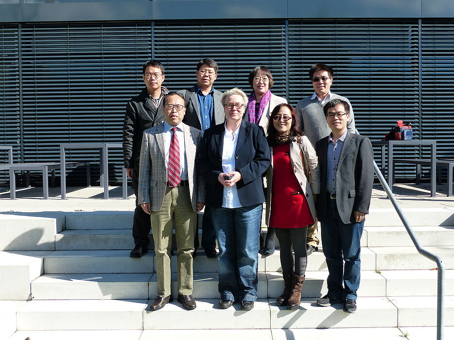 Foto (Dirk Fischer): Vorne v. l. n. r.: Prof. Yuan Haiwen, Prof. Bärbel Mertsching, Prof. Hu Xiaoguang , Prof. Tao Fei, hinten v. l. n. r.: Prof. Wang Tian, Prof. Xiao Hong, Prof. Fu Li und Prof. Li Yang.