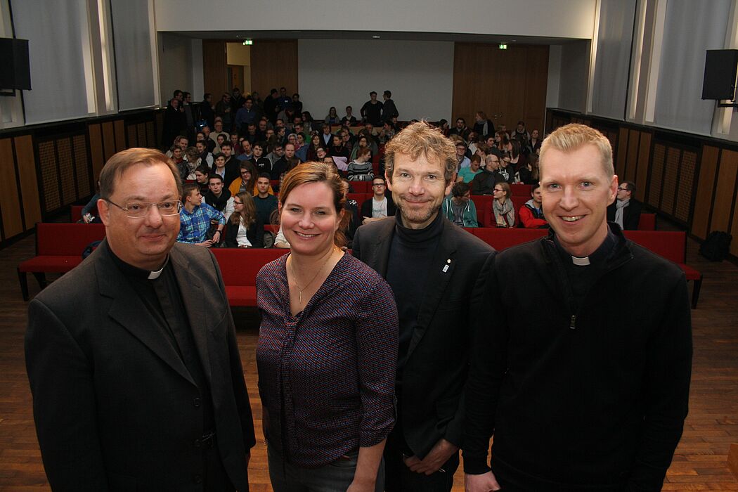Foto (Birger Berbüsse): Diskutierten über Kirche und Partnerschaft: Prälat Markus Graulich, Eva Müller und Joachim Frank waren der Einladung von Studentenpfarrer Nils Petrat (v. l.) aufs KHG-Podium gefolgt.