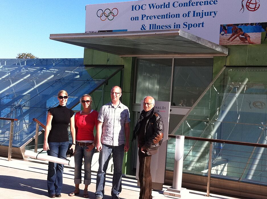 Foto: Projektteam GIRLStability: Dipl. Sportwiss. M. Cordes und Ch. Lerch, Dr. J. Baumeister mit Prof. Dr. H. Liesen in Monaco