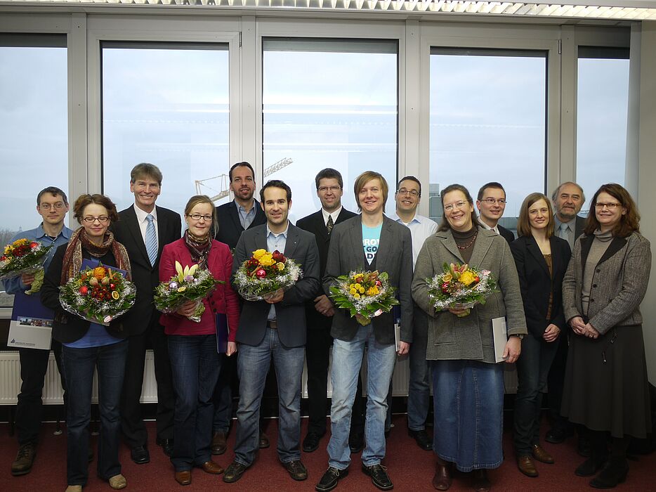 Foto (Universität Paderborn, Heike Probst): Strahlende Gesichter zur Verleihung des diesjährigen Förderpreises für Innovation und Qualität in der Lehre (v. l. n. r.): hintere Reihe: Dr. Thomas Buhl, Prof. Dr. Nikolaus Risch, Dipl.-Kfm. Daniel Kaimann