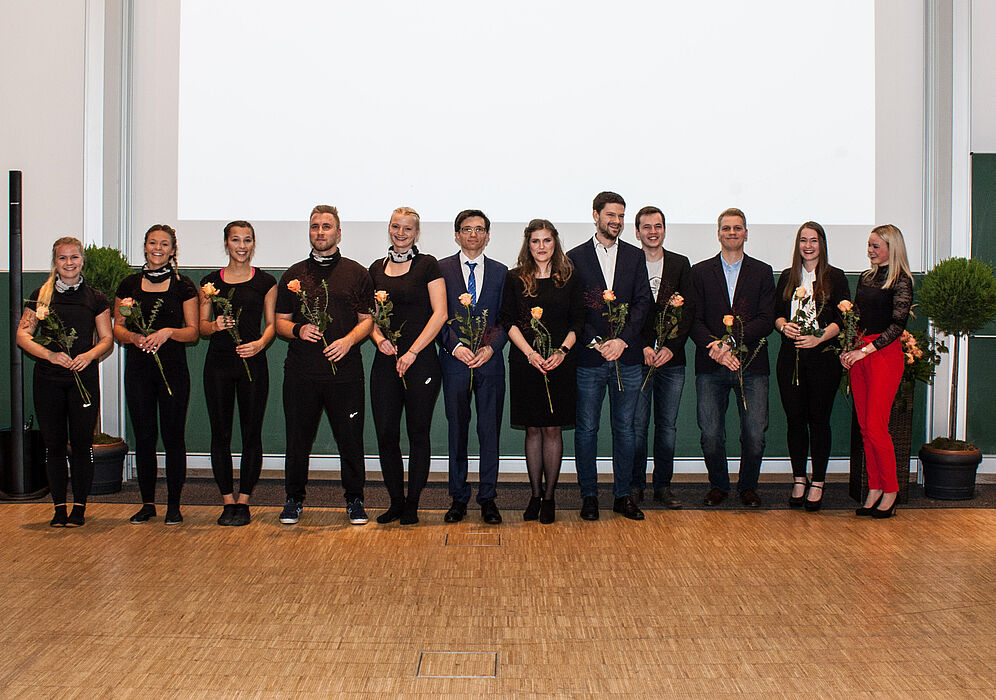 Foto (Universität Paderborn, Florian Krause): Die Akteurinnen und Akteure des Festbeitrags der Absolventinnen und Absolventen