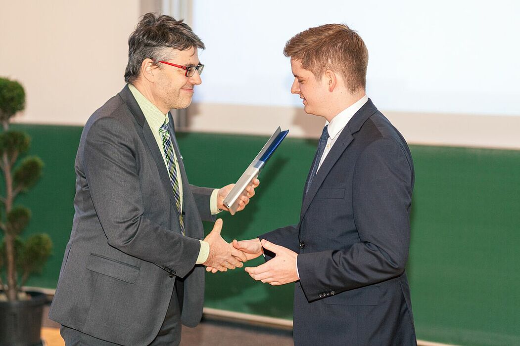 Foto (Jan Olaf Scholz): Studiendekan Prof. Dr.-Ing. Hans-Joachim Schmid (li.) überreichte den Fakultätspreis an Phillip Traphöner.