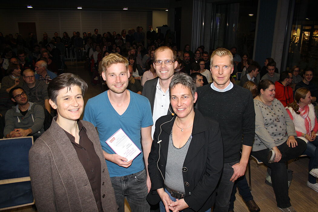 Foto: Diskutierten über die Sprache der Kirche: Autor Erik Flügge (2. v. l.) und Professor Bernhard Spielberg (m.) mit den beiden Veranstaltern Benedetta Michelini vom Pauluskolleg (l.) und Studentenpfarrer Nils Petrat (r.) sowie Moderatorin Julia Fisch
