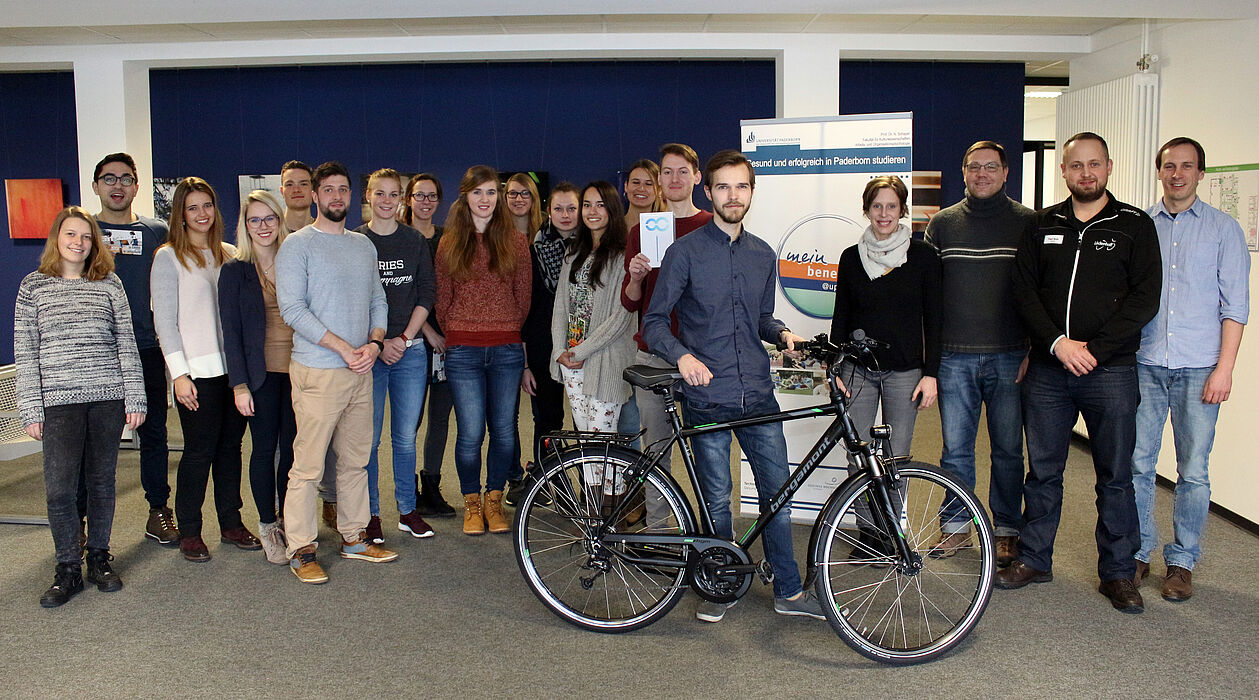 Foto (Heiko Appelbaum): Einige der Ausgezeichneten mit dem Hauptgewinner Tobias Bührmann (5. v. r.), dem Sponsor Paul Bala (Löckenhoff, 2. v. r.) sowie den Projektbeteiligten Alexander Brüne (rechts), Uli Kussin (3. v. r.) und Jun.-Prof. Dr. Miriam Keh