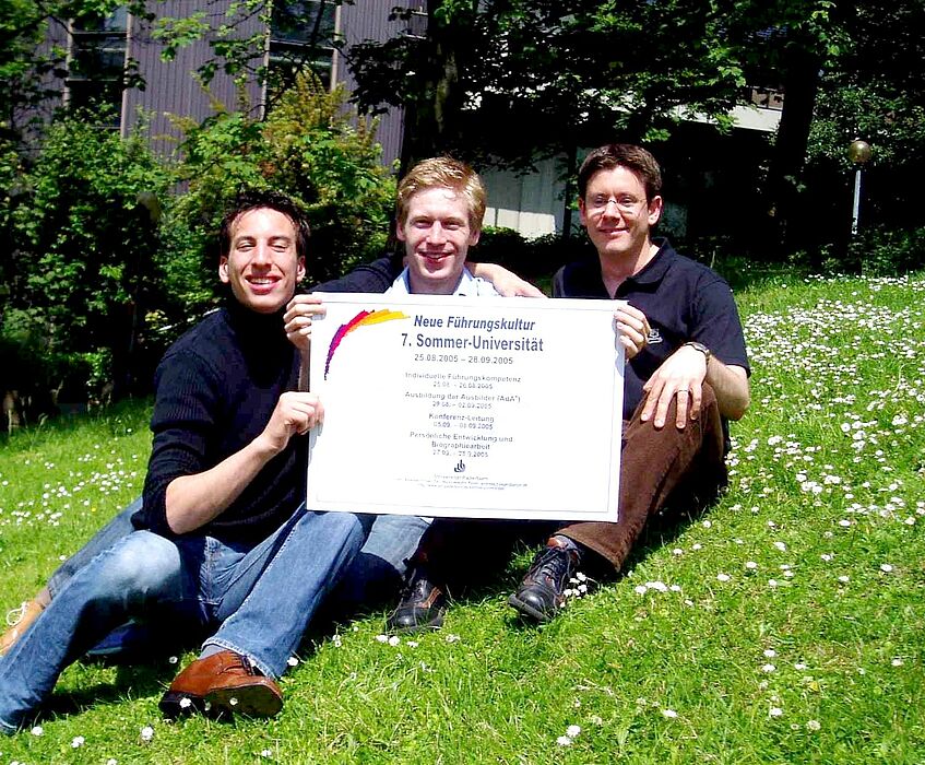 Foto: Bernd Gössling, Andreas Loddenkemper und Ingo Westermilies vom studentischen Organisations- und Presseteam des Interdisziplinären Seminars (IDS) bereiten den Multiplikatorentag vor.