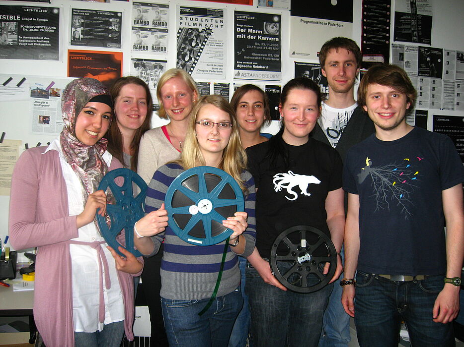 Foto: Die Organisatoren (von links) Betül Daskin, Katharina Nordenbrock, Sophie Charlotte Erichsen, Corinna Neu, Stefanie Treczokat, Johanna Doyé, Flemming Feß und Martin Fromme freuen sich auf eine spannende Studentenfilmnacht.